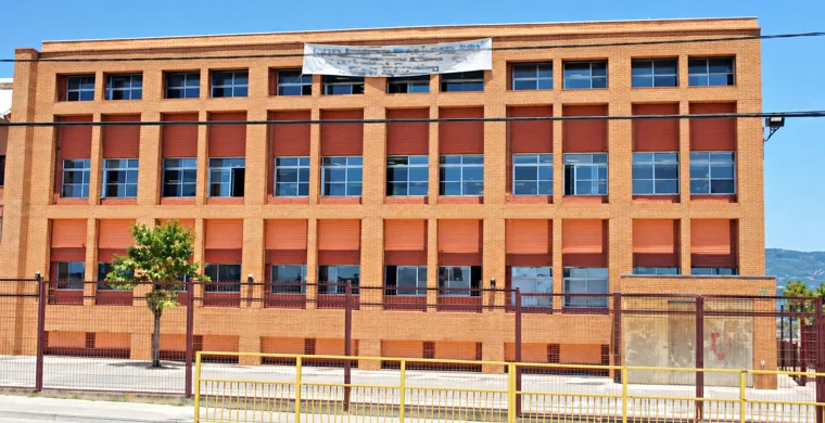Fachada de edificio educacional de ladrillo