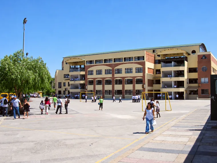 Patio amplio frente a edificio educacional