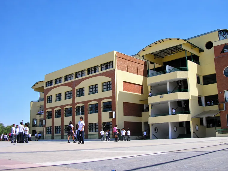 Edificio educacional y cubierta de acceso