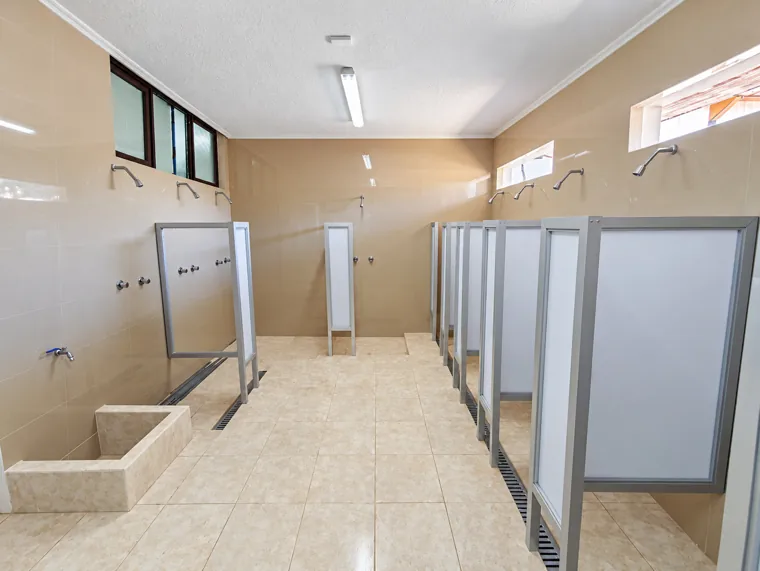 Recinto sanitario con divisiones interiores