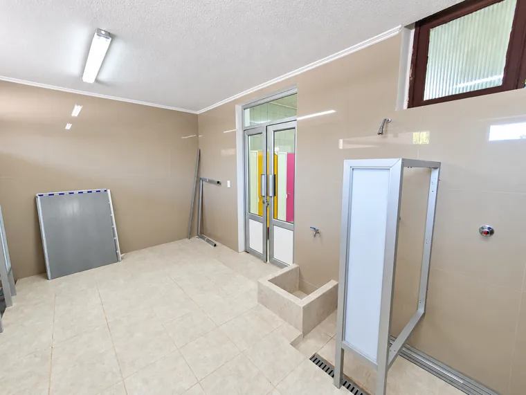 Vista de instalaciones sanitarias y divisiones