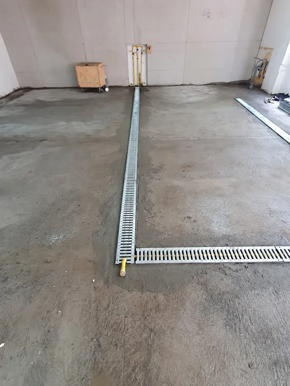 Canalización en piso durante trabajos interiores