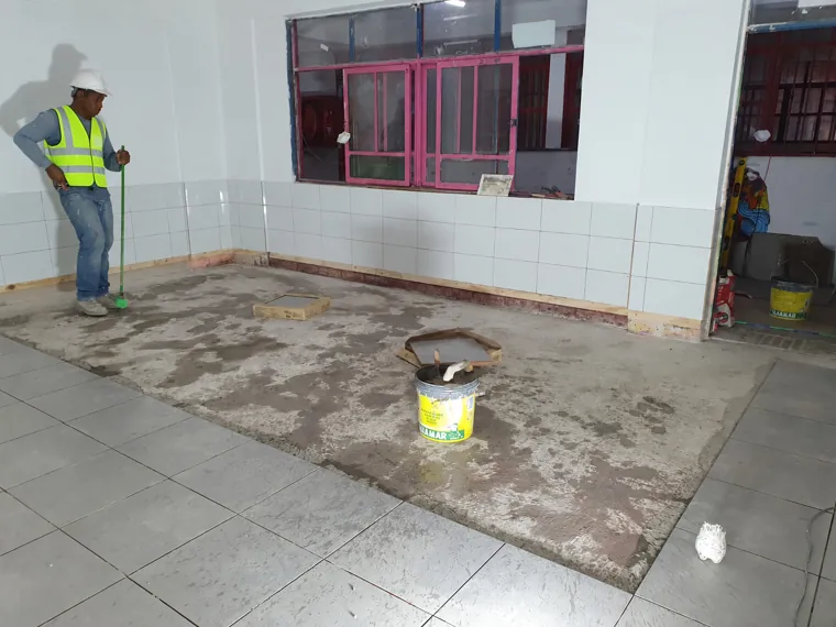 Trabajos de revestimiento en recinto interior