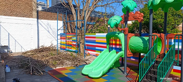 Juegos infantiles y área exterior en construcción